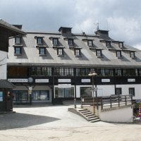 Zijkant hotel zomer